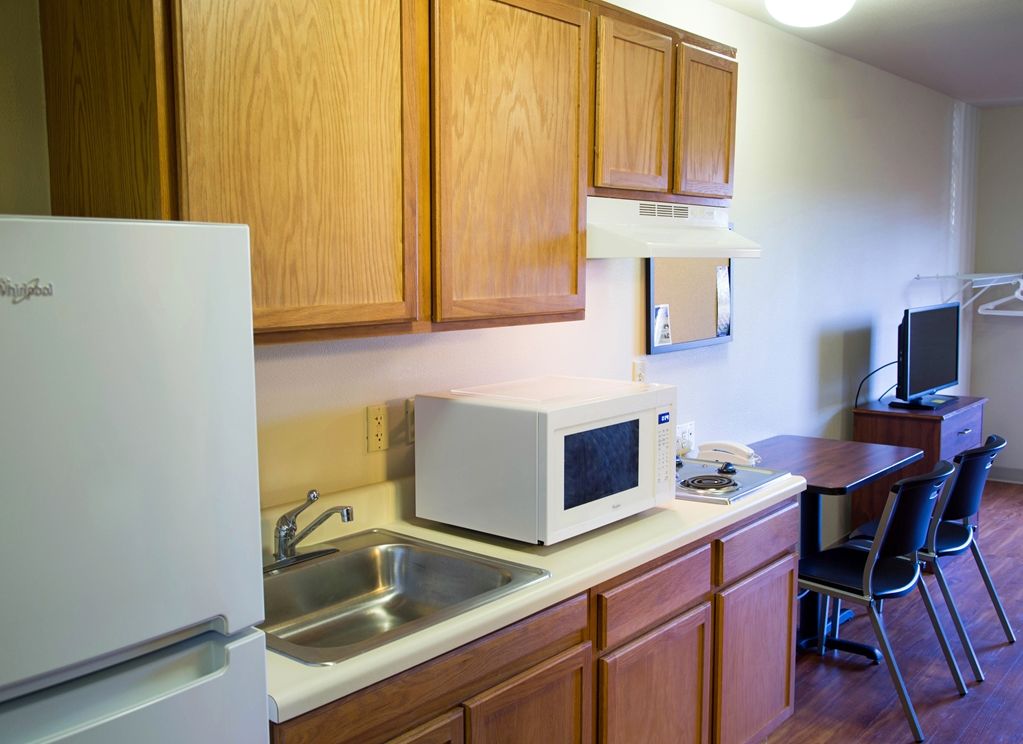 Woodspring Suites Tulsa Room photo