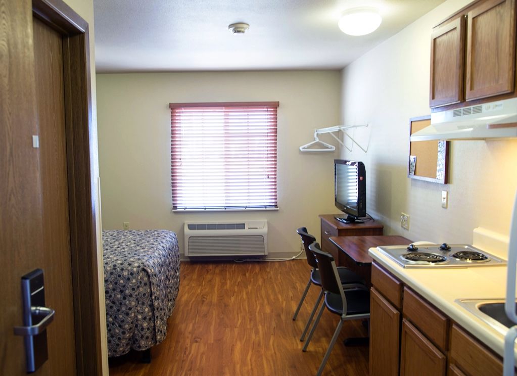 Woodspring Suites Tulsa Room photo