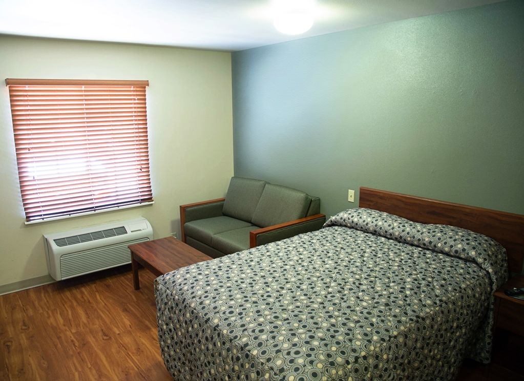 Woodspring Suites Tulsa Room photo