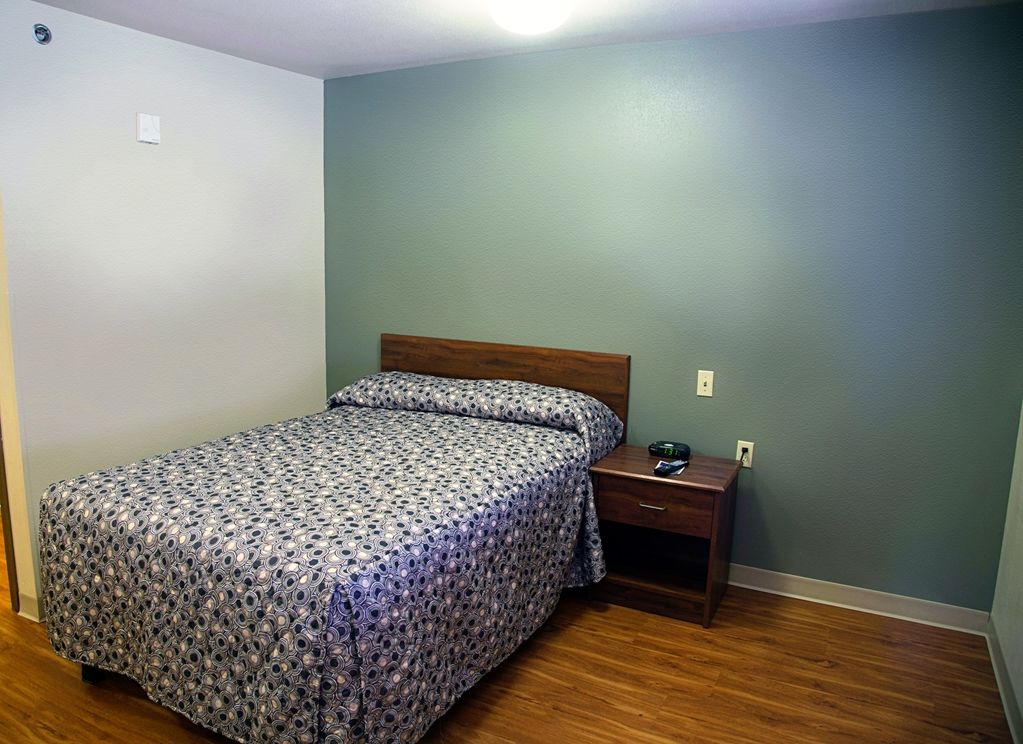 Woodspring Suites Tulsa Room photo