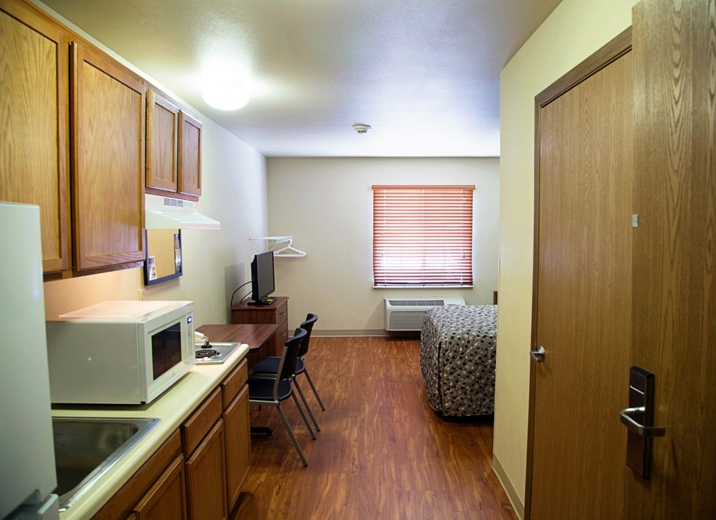 Woodspring Suites Tulsa Room photo