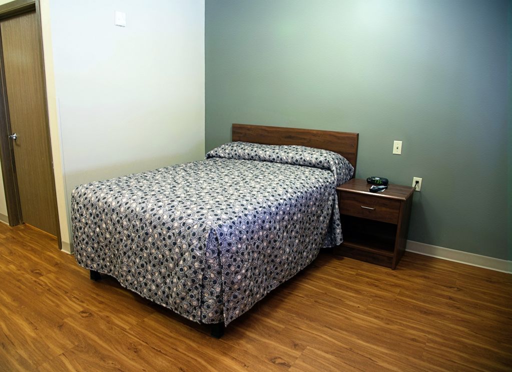 Woodspring Suites Tulsa Room photo