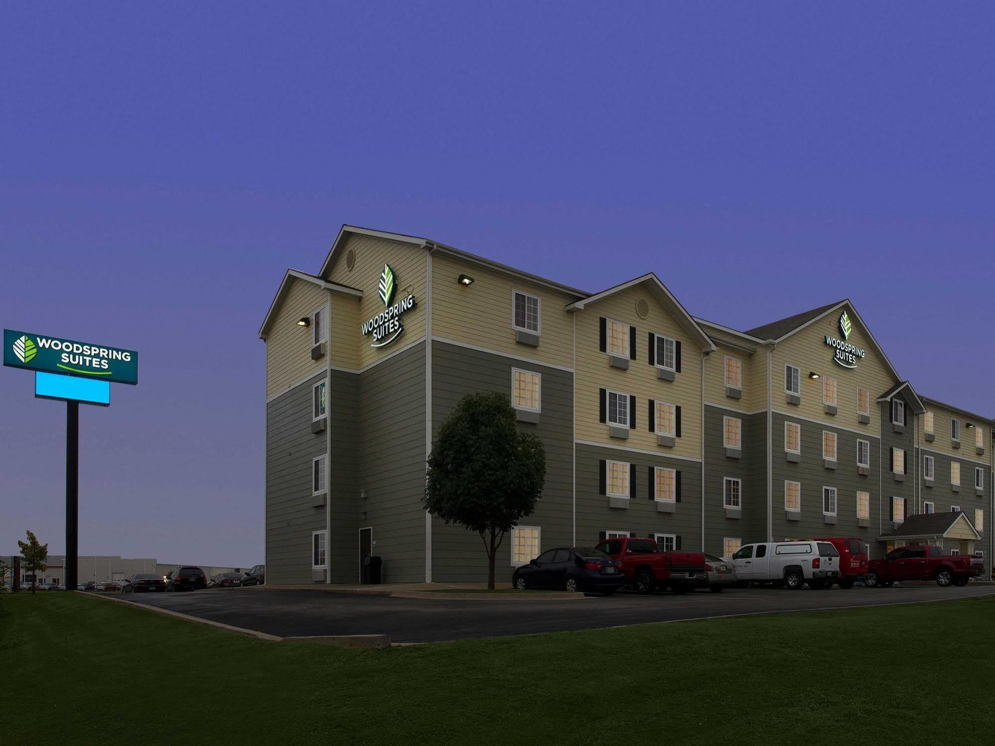 Woodspring Suites Tulsa Exterior photo